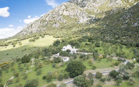 A private paved track takes you to your villa